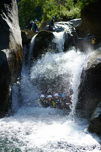 À l'abri sous la cascade de l'Eau-Rousse