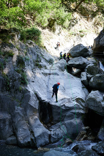 Descente en rappel dans le canyon Eau-Rousse